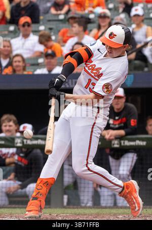 Baltimore, USA. Mai 2025. BALTIMORE, MD – 04. MAI: Der Outfield-Spieler Heston Kjerstad (13) der Baltimore Orioles (13) kontaktiert am 4. Mai 2025 im Oriole Park in Camden Yards in Baltimore, Maryland, während eines MLB-Spiels zwischen den Baltimore Orioles und den Kansas City Royals. (Foto: Tony Quinn/SipaUSA) Credit: SIPA USA/Alamy Live News Stockfoto