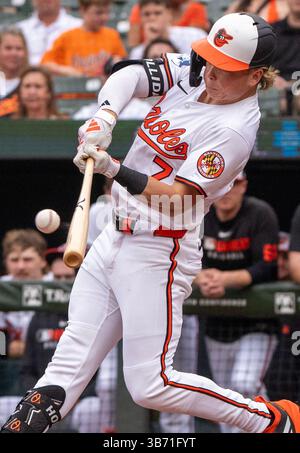 Baltimore, USA. Mai 2025. BALTIMORE, MD – 04. MAI: Baltimore Orioles Shortstop Gunnar Henderson (2) kontaktiert am 4. Mai 2025 im Oriole Park at Camden Yards in Baltimore, Maryland, während eines MLB-Spiels zwischen den Baltimore Orioles und den Kansas City Royals. (Foto: Tony Quinn/SipaUSA) Credit: SIPA USA/Alamy Live News Stockfoto