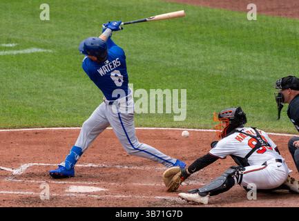 Baltimore, USA. Mai 2025. BALTIMORE, MD – 04. MAI: Der Outfield-Spieler Drew Waters (8) der Kansas City Royals schwingt und verpasst während eines MLB-Spiels zwischen den Baltimore Orioles und den Kansas City Royals am 4. Mai 2025 im Oriole Park in Camden Yards in Baltimore, Maryland. (Foto: Tony Quinn/SipaUSA) Credit: SIPA USA/Alamy Live News Stockfoto
