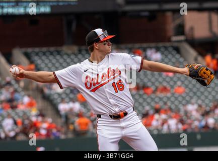 Baltimore, USA. Mai 2025. BALTIMORE, MD – 04. MAI: Die dritte Base Coby Mayo (16) wirft am 4. Mai 2025 in einem MLB-Spiel zwischen den Baltimore Orioles und den Kansas City Royals in den Oriole Park in Camden Yards in Baltimore, Maryland, zum ersten. (Foto: Tony Quinn/SipaUSA) Credit: SIPA USA/Alamy Live News Stockfoto