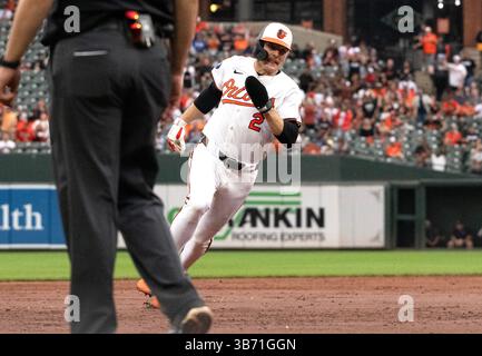 Baltimore, USA. Mai 2025. BALTIMORE, MD – 04. MAI: Baltimore Orioles Shortstop Gunnar Henderson (2) auf seinem Heimlauf während eines MLB-Spiels zwischen den Baltimore Orioles und den Kansas City Royals am 4. Mai 2025 im Oriole Park at Camden Yards in Baltimore, Maryland. (Foto: Tony Quinn/SipaUSA) Credit: SIPA USA/Alamy Live News Stockfoto