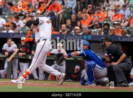 Baltimore, USA. Mai 2025. BALTIMORE, MD – 04. MAI: Die erste Bastion der Baltimore Orioles Ryan Mountcastle (6) tritt am 4. Mai 2025 während eines MLB-Spiels zwischen den Baltimore Orioles und den Kansas City Royals im Oriole Park in Camden Yards in Baltimore, Maryland, auf. (Foto: Tony Quinn/SipaUSA) Credit: SIPA USA/Alamy Live News Stockfoto
