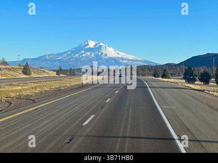 Interstate 5 in Richtung Süden - Mt Shasta, Kalifornien Stockfoto