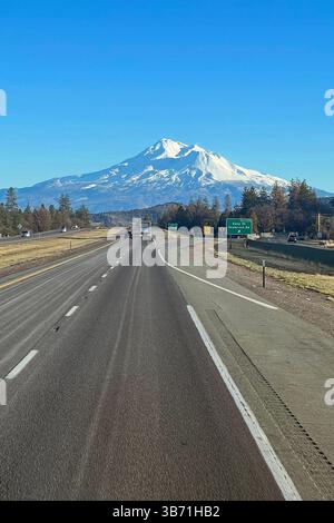 Interstate 5 Richtung Süden, vertikal - Mt Shasta, Kalifornien Stockfoto