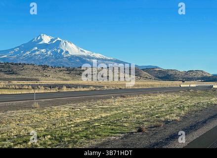 MT Shasta von der Straße, Kalifornien Stockfoto