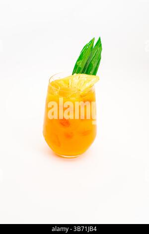 Orangen-Zitruscocktail mit tropischer Blattgarnitur, serviert in transparentem Glas über Eis auf sauberem weißem Hintergrund. Hochwertige Fotos Stockfoto