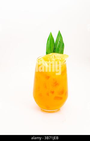 Orangen-Zitruscocktail mit tropischer Blattgarnitur, serviert in transparentem Glas über Eis auf sauberem weißem Hintergrund. Hochwertige Fotos Stockfoto