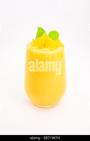 Mango- oder Pfirsich-Smoothie mit Eis- oder Fruchtwürfeln in transparentem Glas serviert und mit frischen Minzblättern auf weißem Hintergrund garniert. Hochwertige Fotos Stockfoto
