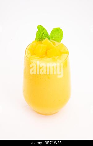 Mango- oder Pfirsich-Smoothie mit Eis- oder Fruchtwürfeln in transparentem Glas serviert und mit frischen Minzblättern auf weißem Hintergrund garniert. Hochwertige Fotos Stockfoto