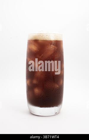 Eiskaffee oder Kaltgebrühung in hohem, klarem Glas mit Eiswürfeln und cremigem Schaum auf weißem Hintergrund. Hochwertige Fotos Stockfoto