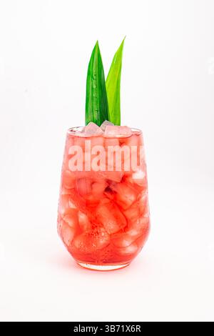 Cocktail aus roten Beeren, serviert in klarem Glas mit zerstoßenem Eis und grünen tropischen Blättern auf weißem Hintergrund. Hochwertige Fotos Stockfoto