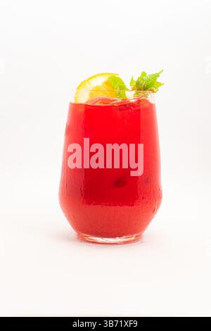 Vibrierender Cocktail aus roten Beeren mit Orangenscheibe und frischen Minzblättern, serviert in klarem Glas mit Eis auf weißem Hintergrund. Hochwertige Fotos Stockfoto