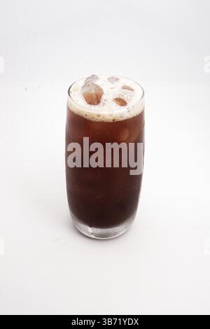 Eiskaffee oder Kaltgebrühung in hohem, klarem Glas mit Eiswürfeln und cremigem Schaum auf weißem Hintergrund. Hochwertige Fotos Stockfoto