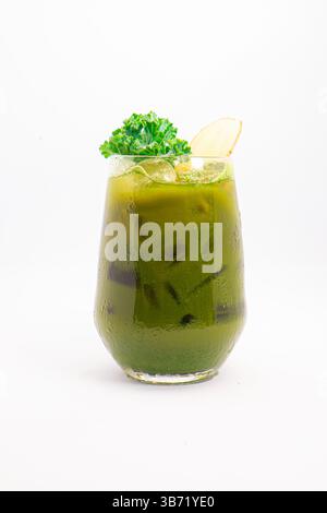Grüner Gemüsesaft mit Eis im Glas serviert und garniert mit frischem Grünkohl und Ingwerscheibe auf weißem Hintergrund. Hochwertige Fotos Stockfoto