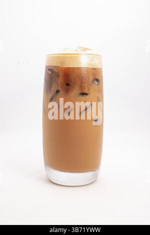 Eiskaffee mit Sahne und Eiswürfeln serviert in hohem, klarem Glas mit schaumiger Oberseite, fotografiert auf weißem Hintergrund. Hochwertige Fotos Stockfoto