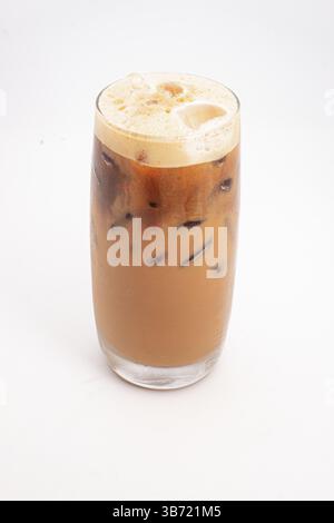 Eiskaffee mit Sahne und Eiswürfeln serviert in hohem, klarem Glas mit schaumiger Oberseite, fotografiert auf weißem Hintergrund. Hochwertige Fotos Stockfoto