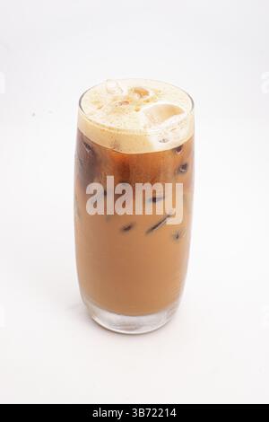Eiskaffee mit Sahne und Eiswürfeln serviert in hohem, klarem Glas mit schaumiger Oberseite, fotografiert auf weißem Hintergrund. Hochwertige Fotos Stockfoto