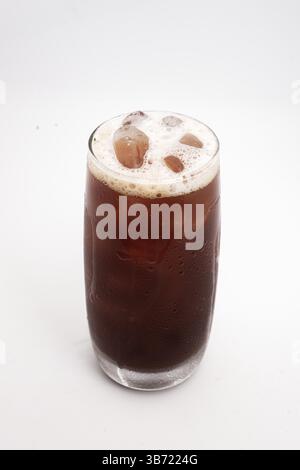Eiskaffee oder Kaltgebrühung in hohem, klarem Glas mit Eiswürfeln und cremigem Schaum auf weißem Hintergrund. Hochwertige Fotos Stockfoto