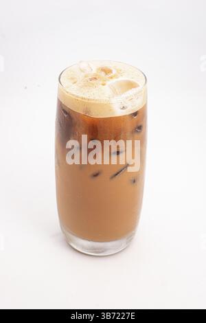 Eiskaffee mit Sahne und Eiswürfeln serviert in hohem, klarem Glas mit schaumiger Oberseite, fotografiert auf weißem Hintergrund. Hochwertige Fotos Stockfoto