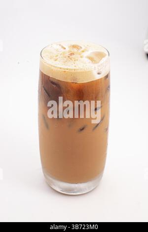 Eiskaffee mit Sahne und Eiswürfeln serviert in hohem, klarem Glas mit schaumiger Oberseite, fotografiert auf weißem Hintergrund. Hochwertige Fotos Stockfoto
