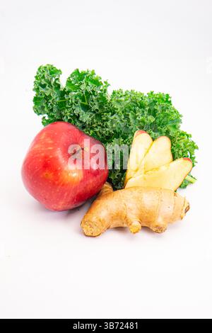 Frischer roter Apfel Ingwerwurzel und lockige Grünkohl Blätter auf sauberem weißem Hintergrund für gesunde Lebensmittel und Saft Zutaten Konzept angeordnet. Hochwertige Fotos Stockfoto