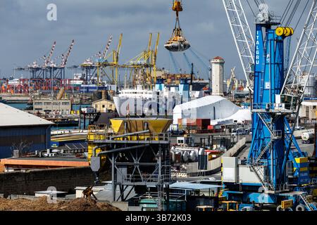 Livorno, Italien. April 2025. Allgemeiner Blick auf den Hafen von Livorno (ital. Porto di Livorno) in Livorno (Toskana, Italien) mit Blick auf den Containerterminal und den Turm „Torre del Marzocco“. Der Hafen an der Westküste Italiens ist ein wichtiger Mehrzweckhafen für Import und Export, der verschiedene Arten von Fracht wie Containerfracht, flüssige Massengüter und Massengüter umsetzt. Quelle: Matthias Balk/dpa/Alamy Live News Stockfoto