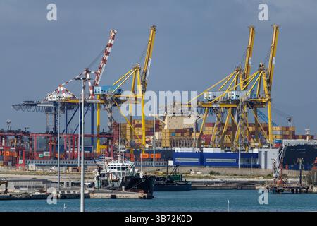 Livorno, Italien. April 2025. Allgemeine Ansicht des Hafens von Livorno (italienisch: Porto di Livorno) in Livorno (Toskana, Italien) mit Blick auf das Containerterminal mit einem Containerschiff der Reederei MSC (MSC Albany) mit zahlreichen Containern. Der Hafen an der Westküste Italiens ist ein wichtiger Mehrzweckhafen für Import und Export, der verschiedene Arten von Fracht wie Containerfracht, flüssige Massengüter und Massengüter umsetzt. Quelle: Matthias Balk/dpa/Alamy Live News Stockfoto