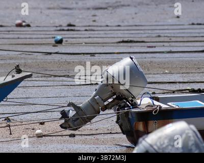 Luftaufnahme von einer Drohne von traditionellen thailändischen Langschwanz-Fischerbooten, die im Meer segeln. Blick von oben auf ein Fischerboot im Meer. Stockfoto