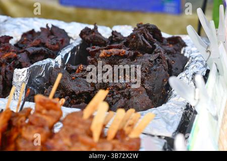 Gebratenes thailändisches Rindfleisch mit schwarzer Sojasauce auf dem Street Food Market namens 'Neua Dad Deow', thailändisches sonnengetrocknetes Rindfleisch Stockfoto