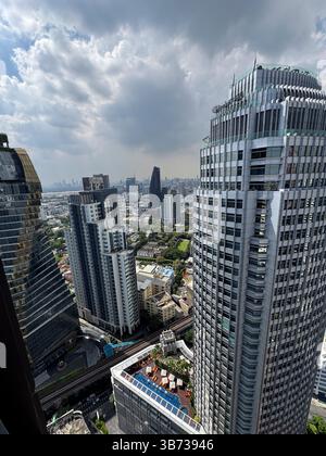 Wolkenkratzer überragen über der Metropole Bangkok mit großen Fenstern im Stadtzentrum, Geschäftsviertel mit atemberaubender Technik und Infrastruktur. Stadtlandschaft in Thailand. Stockfoto