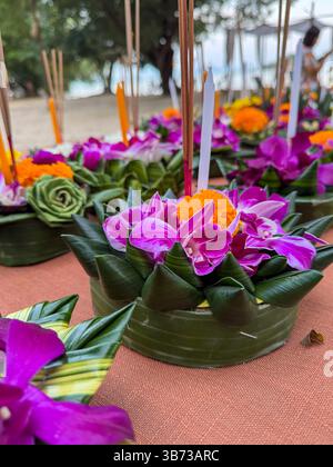 Bangkok, Thailand - 10. November 2024: Blumenarrangements auf Tischen, Teil des heiligen Ritual, bei dem Blumen und schwimmende Kerzen auf dem Wasser schweben. Hingabe und Segen in einer kulturellen Zeremonie. Stockfoto
