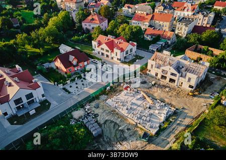 Blick aus der Vogelperspektive auf das Wohnviertel mit modernen Häusern und Baustelle. Konzept der Immobilienentwicklung und des Vorstadtlebens Stockfoto