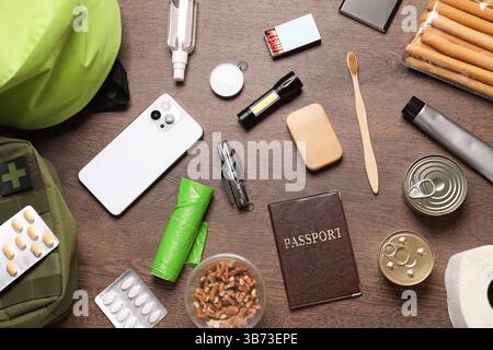 Survival Kit. Verschiedene Notversorgung auf Holztisch, flach gelegt Stockfoto