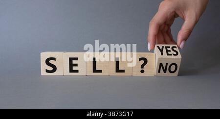 Symbol „Ja“ oder „Nein“ verkaufen. Die Hand des Geschäftsmannes dreht Würfel und ändert die Wörter „Verkaufen Nein“ in „Verkaufen Ja“. Schöner grauer Hintergrund. Geschäfts- und Verkaufskonzept. Kopieren Stockfoto