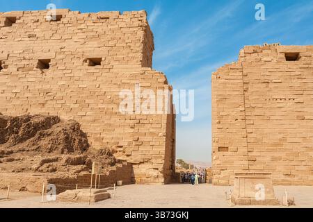 Blick auf den First Pylon vom Shoshenq Court am Karnak Tempel. Luxor, Ägypten Stockfoto