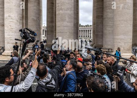 Vatikanstadt, Vatikan. Mai 2025. Ein Kardinal ist bei seiner Ankunft in der Generalkongregation der Kardinäle im Vatikan von Journalisten umgeben. Quelle: Oliver Weiken/dpa/Alamy Live News Stockfoto