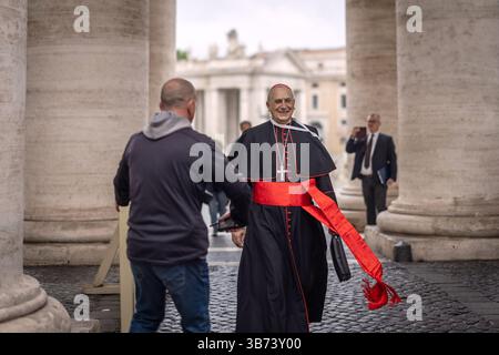 Vatikanstadt, Vatikan. Mai 2025. Kardinal Mario Zenari (r) aus Italien bei seiner Ankunft in der Generalkongregation der Kardinäle im Vatikan. Quelle: Oliver Weiken/dpa/Alamy Live News Stockfoto