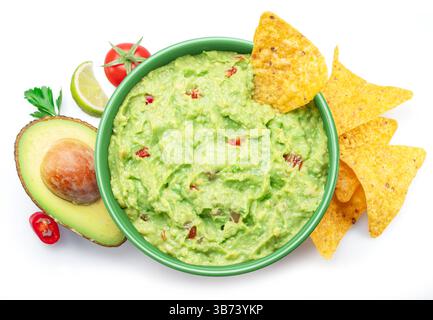 Guacamolensauce, seine Zutaten Tortilla Chips, beliebte mexikanische Küche von oben auf weißem Hintergrund. Stockfoto