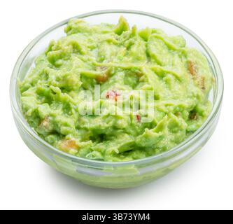 Guacamole oder Avocado-Dip in der Glasschale auf weißem Hintergrund. Beschneidungspfad. Stockfoto
