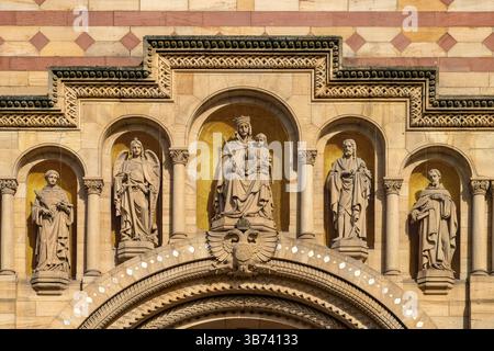Skulpturen der fünf Schutzpatronen an der Fassade des Speyerer Dom in Speyer, Rheinland-Pfalz, Deutschland | Skulpturen der fünf Schutzpatroninnen auf t Stockfoto
