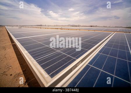 Nahaufnahme des Solarpanel-Feldarrays mit Weitwinkelansicht Stockfoto