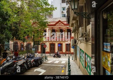 Portugiesisches Gebäude aus dem frühen 20. Jahrhundert an der Rua de Pedro Nolasco da Silva in Macau Stockfoto