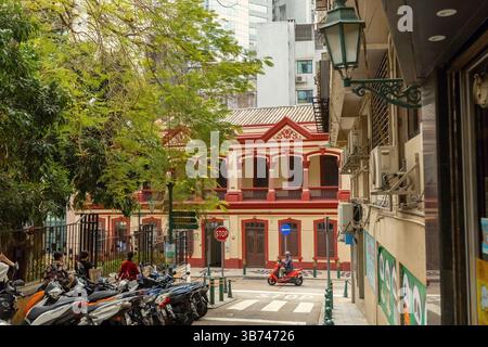 Portugiesisches Gebäude aus dem frühen 20. Jahrhundert an der Rua de Pedro Nolasco da Silva in Macau Stockfoto