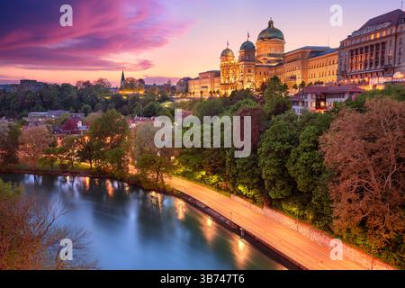 Bern, Schweiz. Stadtbild der Hauptstadt der Schweiz, Bern mit dem Parlamentsgebäude (Bundespalast) bei schönem Frühlingssonnenuntergang. Stockfoto