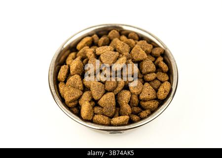 Tiernahrung auf einem Teller auf weißem Hintergrund. Blick von oben. Isolieren. Hochwertige Fotos Stockfoto