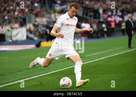Pietro Comuzzo von ACF Fiorentina in Aktion während des Fußballspiels der Serie A zwischen AS Roma und ACF Fiorentina im Olimpico-Stadion in Rom (Italien) am 4. Mai 2025. Stockfoto