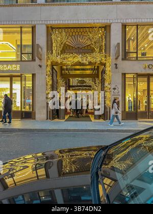 Paris, Frankreich, Touristen Shopping, Straßenszene, Lichter, Luxuseinkaufsstraße, Rue de Faubourg Saint Honoré, Eingang zum Mandarin Oriental Hotel, Vorderseite Stockfoto