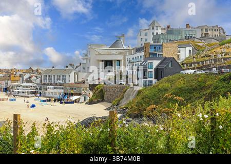 Tate St Ives Kunstgalerie in St. Ives, Cornwall, England, Vereinigtes Königreich, mit Blick auf Porthmeor Beach Stockfoto