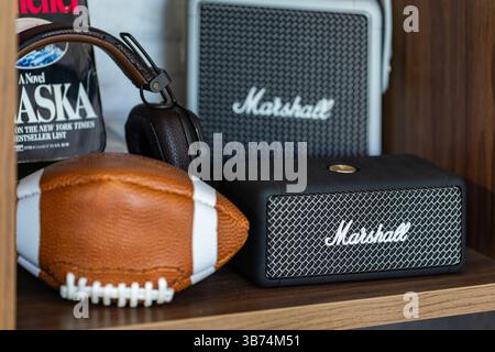 Lemberg, Ukraine - 26. Oktober 2024: Black Marshall Portable Speaker Stockfoto