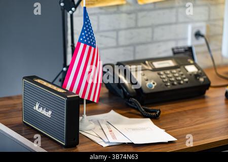 Lemberg, Ukraine - 26. Oktober 2024: Black Marshall Portable Speaker Stockfoto